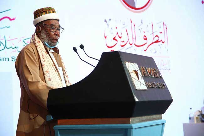  مفتي جزر القمر في مؤتمر مركز سلام: - تجديد الخطاب الديني يعني العودة إلى الأصول وإحياءها في حياة الإنسان المسلم بإحياء ما اندرس وتقويم ما انحرف
