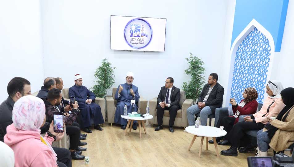 مفتي الجمهورية خلال لقاء مفتوح مع صحفيي الملف الديني بجناح دار الإفتاء بمعرض الكتاب:  -نجاح دار الإفتاء في معرض الكتاب ثمرة شراكة مع الإعلام الرشيد