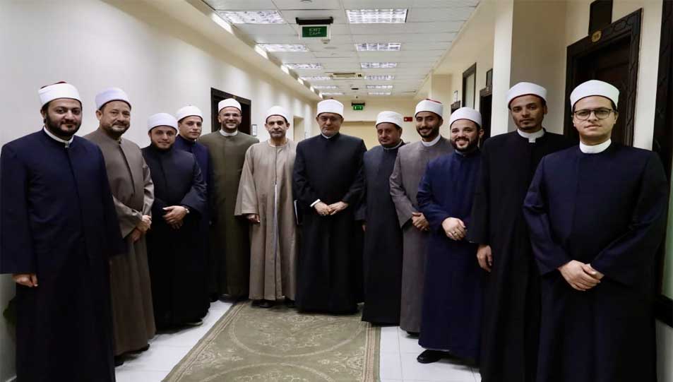 مفتي الجمهورية يتابع سير العمل في إدارتي الفروع الفقهية وفتاوى المحاكم ويؤكد على تكامل الجهود وتضافرها للارتقاء بمنظومة العمل الإفتائي 
