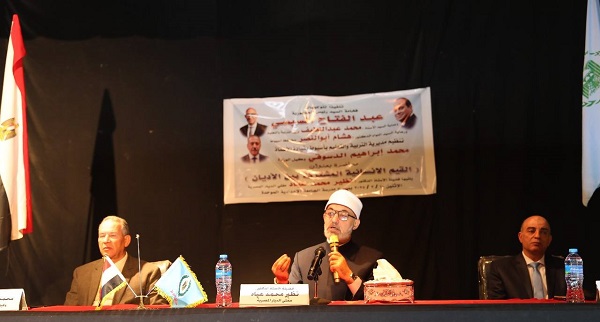 خلال كلمته في ندوة: "القِيَم الإنسانية المشتركة بين الأديان" لطُلَّاب مدارس أسيوط، باستضافة مدرسة الجامعة الإعدادية الموحَّدة بأسيوط، فضيلة المفتي يؤكد: المشتركات الإنسانية تدفع الإنسان إلى احترام المُخالِف وصيانة نفسه وماله وعرضه