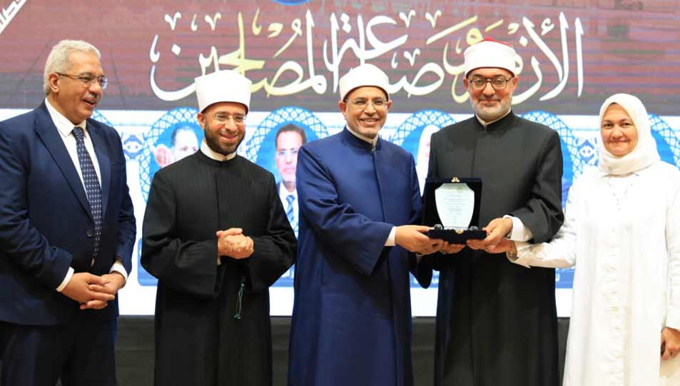 خلال كلمة فضيلته بمؤتمر الأزهر وصناعة المصلحين مفتي الجمهورية يؤكد:  الأزهر الشّريف مصدر رائد في صناعة المجدّدين والمصلحين بما يحمله من مناهج علميّة رصينة وبما حباه الله من شيوخ أجلّاء أخلصوا النّيّة وكرّسوا أنفسهم لخدمة دينهم وأمّتهم