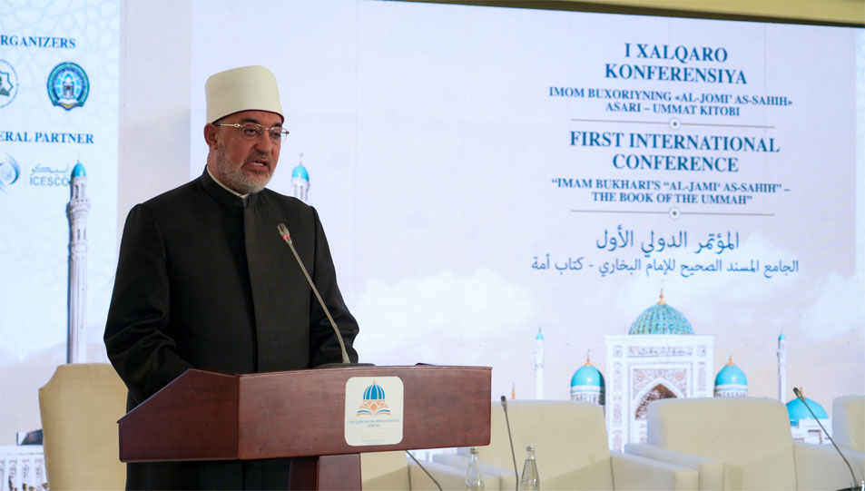 خلال كلمة فضيلته في المؤتمر الدولي «الجامع المسند الصحيح للإمام البخاري.. كتاب أمة وتجسيد علمي لحضارة الإسناد والتوثيق» بأوزبكستان.. مفتي الجمهورية يؤكد:  صحيح الإمام البخاري ليس مجرد كتاب حديث بل تجسيدٌ لحضارة الإسناد والتوثيق في الأمة الإسلامية
