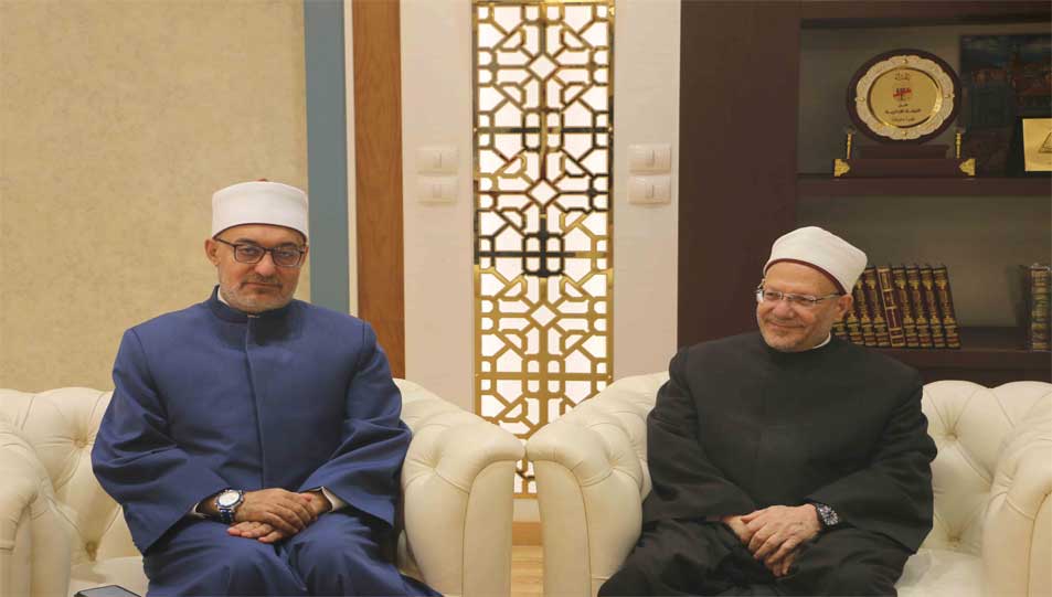 في مشهد حضاري.. مفتي الجمهورية السابق يستقبل د. نظير عياد المفتي الجديد في دار الإفتاء المصرية