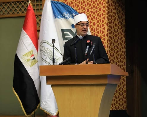 خلال مشاركة فضيلته في فعاليات الجلسة الافتتاحية للملتقى الثقافي للشباب، تحت رعاية مجمع البحوث الإسلامية.. مفتي الجمهورية يؤكد:  اللغة العربية وحي إلهي نقل هذه الأمة من أمة هشة ضعيفة إلى أمة سائدة 