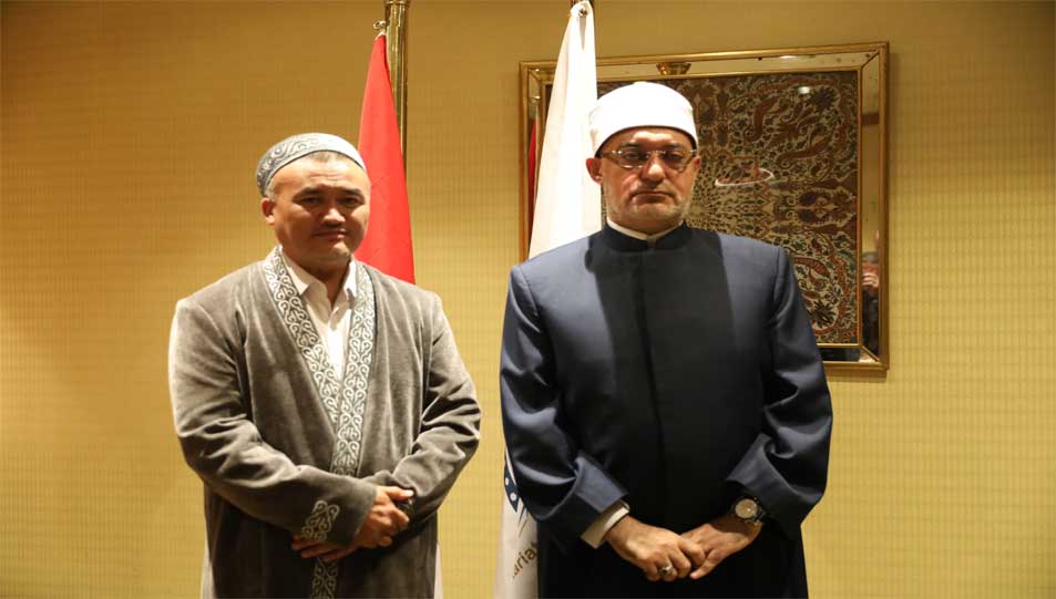 مفتي الجمهورية يستقبل رئيس الهيئة الدينية والشؤون الإسلامية بمنغوليا على هامش المؤتمر العالمي للإفتاء 