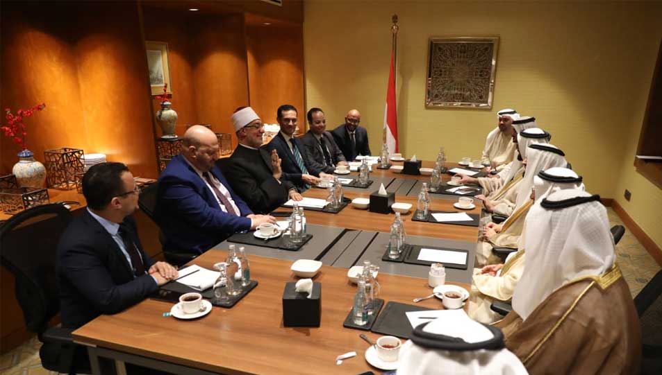 على هامش المؤتمر العالمي العاشر للإفتاء .. مفتي الجمهورية يلتقي رئيسَ الهيئة العامة للشؤون الإسلامية والأوقاف بأبو ظبي ومدير جامعة محمد بن زايد للعلوم الإنسانية لتعزيز جهود التعاون