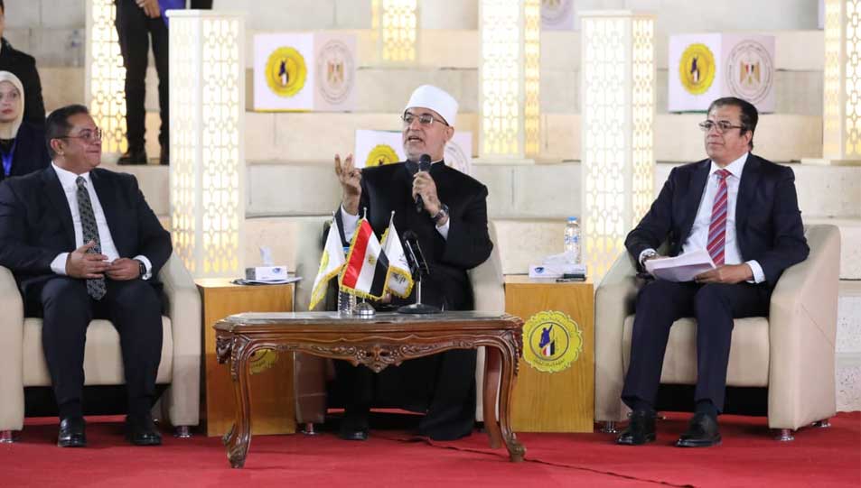 في كلمته لطلاب الجامعات بمعهد إعداد القادة مفتي الجمهورية يؤكد:  الأمة تواجه حربًا فكرية تستهدف القضاء على الهوية الدينية والوطنية مما يفرض ضرورة الوعي بالمخاطر وإعداد أجيال قادرة على المواجهة والبناء