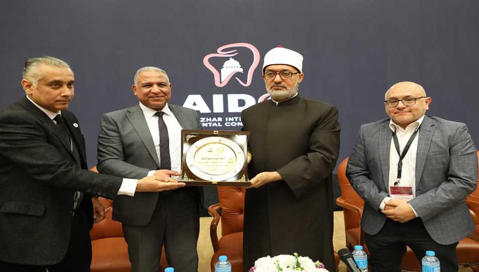 فضيلة المفتي ضيف شرف مؤتمر كلية طب الأسنان جامعة الأزهر ويتلقى التكريم بإهدائه درع الكلية ويؤكد في كلمته أهمية مراعاة الجانب الأخلاقي في العملية الطبية