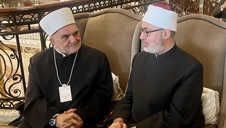 مفتي الجمهورية يلتقي نظيرَه الصربي في أبو ظبي لبحث سُبُل تعزيز التعاون ودعم المسلمين في صربيا شرعيًّا وعلميًّا 