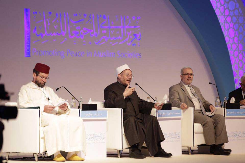مفتي الجمهورية في كلمته بمنتدى تعزيز السلم في المجتمعات المسلمة بالإمارات: الإسلام لا يحدد نظامًا واحدًا للحكم … والعبرة بتحقيق مصالح البلاد والعباد ... إعلان قرار الحرب والجهاد حق أصيل للدولة وَلِوَلي الأمر … ولا يحق لأي جماعة أو تنظيم اتخاذ هذا القرار