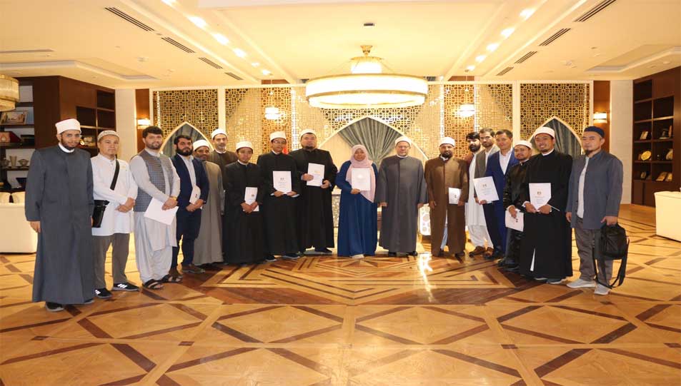 فضيلة المفتي يشهد تخريج الدفعة الخامسة عشرة من البرنامج التدريبي لتأهيل الوافدين على الإفتاء من مختلف دول العالم 