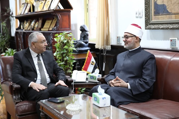 في صالون جامعة الإسكندرية الثقافي، وضمن البرنامج التوعوي الذي ينظمه المجلس الأعلى للجامعات بإشراف مجلس الوزراء وبالتعاون مع دار الإفتاء المصرية... مفتي الجمهورية يلقي كلمة في ندوة: "دور مقاصد الشريعة الإسلامية في الحفاظ على المجتمع"..