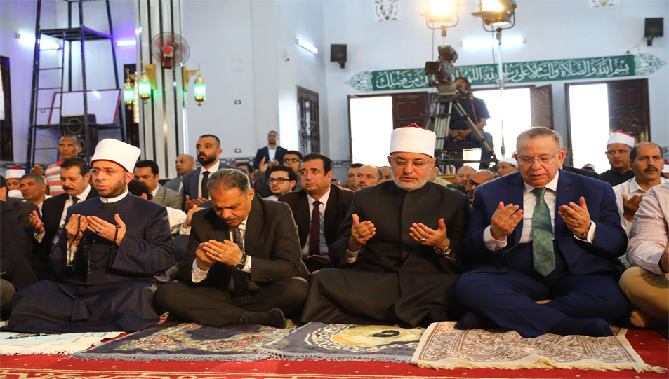 احتفاءً بذكرى مولده.. مفتي الجمهورية يؤدي صلاة الجمعة بمسجد الإمام الأكبر أ.د. عبدالحليم محمود شيخ الأزهر الراحل بمحافظة الشرقية