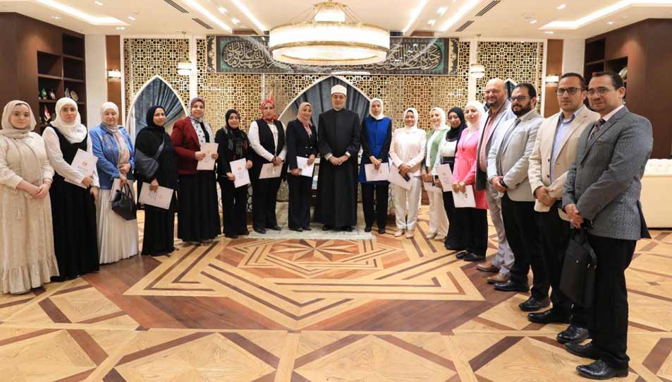 مفتي الجمهورية يلتقي صحفيي الشأن الديني في ختام البرنامج التدريبي الذي نظمته دار الإفتاء المصرية ويؤكد:  الإعلام شريك أصيل في تعزيز الوعي الديني ومواجهة الشائعات