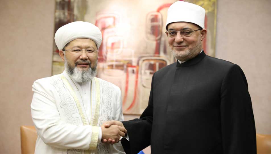 مفتي الجمهورية يلتقي مفتي كازاخستان على هامش الندوة الدولية الثانية للإفتاء