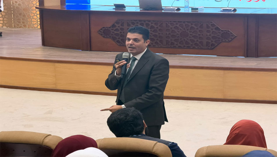 خلال محاضرة ضمن دورة تأهيل المقبلين على الزواج.. الدكتور إبراهيم عسكر يؤكد:  الوعي الأسري هو خط الدفاع الأول في مواجهة المشكلات المجتمعية