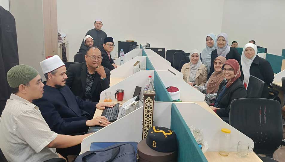 زيارة ميدانية لمجموعة المتدربين من دور الإفتاء الماليزية والأكاديميين الجامعيين وممثلي مكتب تطوير الشؤون الإسلامية الماليزية، إلى إدارات الفتوى المختلفة بدار الإفتاء المصرية
