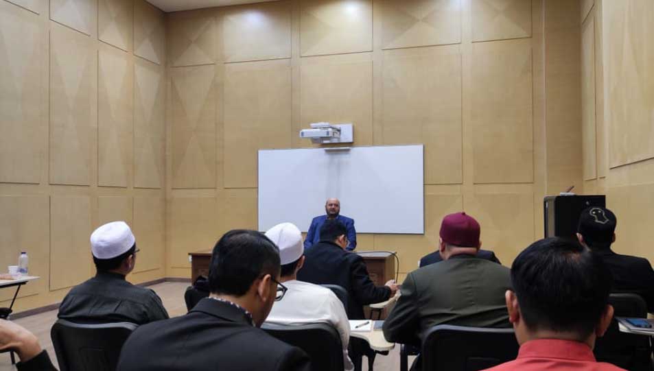 د. إبراهيم نجم في محاضرته لعلماء دور الإفتاء الماليزية: دار الإفتاء أولت اهتمامًا كبيرًا بتفعيل حضورها الإعلامي لقطع الطريق أمام غير المؤهلين