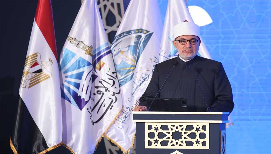خلال كلمة فضيلته في افتتاحِ المؤتمرِ العالمي الحادي عشر للإفتاء..  مفتي الجمهوريةِ:  • الدولة المصريةِ أدركتْ مبكرًا خطورةَ التحدياتِ التي تواجهُ الأسرةَ فبادرتْ بتوجيهاتٍ حاسمةٍ لصياغةِ قوانينِ الأحوالِ الشخصيةِ