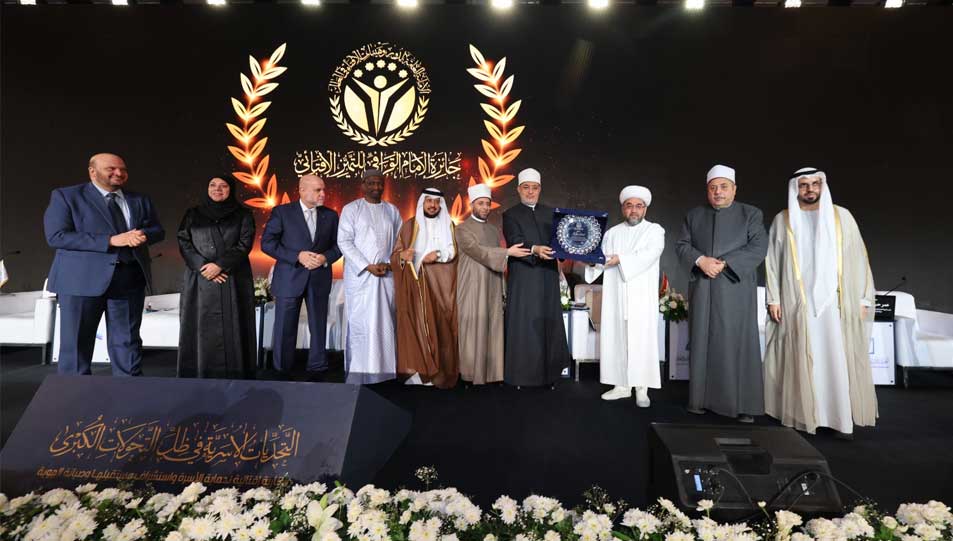 خلال تسلمه جائزة الإمام القرافي بمؤتمر الإفتاء العالمي. الحادي عشر  مفتي جمهورية أوزبكستان:  جائزة الإمام القرافي تقدير للجهود الدينية في أوزبكستان وتطوير الفتوى المعاصرة