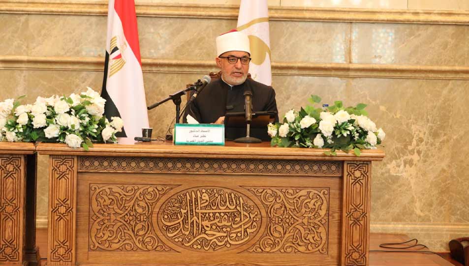 خلال محاضرة فضيلته لإعداد المفتين الماليزيين بوزارة الأوقاف مفتي الجمهورية يؤكد:  -الفتوى من أهم مصادر التوجيه للأفراد والجماعات لما لها من تأثير مباشر في العقيدة والشريعة والسلوك