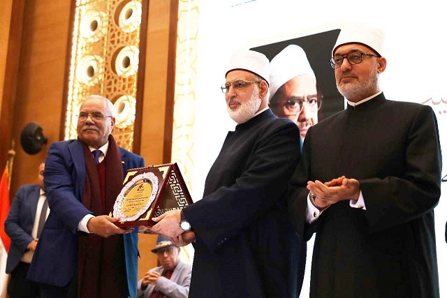 خلال  مؤتمر الجمعية الفلسفية ..مفتي الجمهورية يكرِّم وكيلَ الأزهر ..والدكتور مصطفى النشار يطلب إلى الإمام الطيب رئاسةً شرفيةً للجمعية مدى الحياة