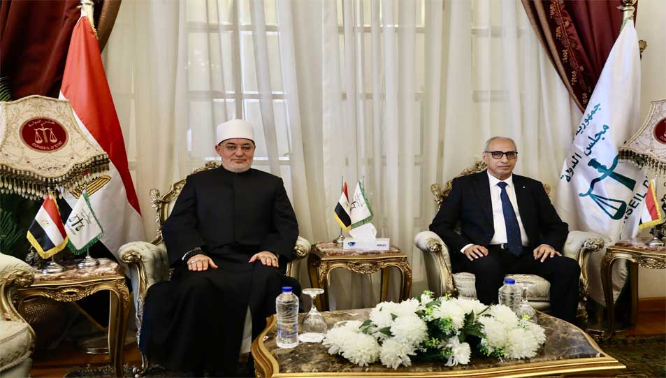 مفتي الجمهورية يهنئ رئيس مجلس الدولة بمناسبة توليه رئاسة المجلس رسميًّا.. ويؤكد:  مجلس الدولة أحد أعمدة المنظومة القضائية .. وترسيخ سيادة القانون أساس بناء الدولة