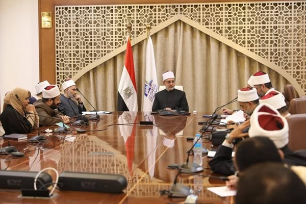 مفتي الجمهورية يعقد اجتماعًا بأمناء الفتوى والباحثين بدار الإفتاء لبحث عدد من المشروعات العلمية والإفتائية