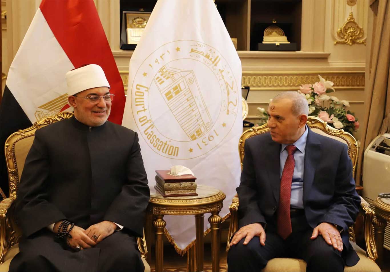 مفتي الجمهورية يهنئ رئيس محكمة النقض بمناسبة توليه مهام منصبه رسميًّا.. ويؤكد:  محكمة النقض تمثل قمة الهرم القضائي وتؤدي رسالة وطنية رفيعة في توحيد المبادئ القانونية وضمان حسن تطبيق القانون