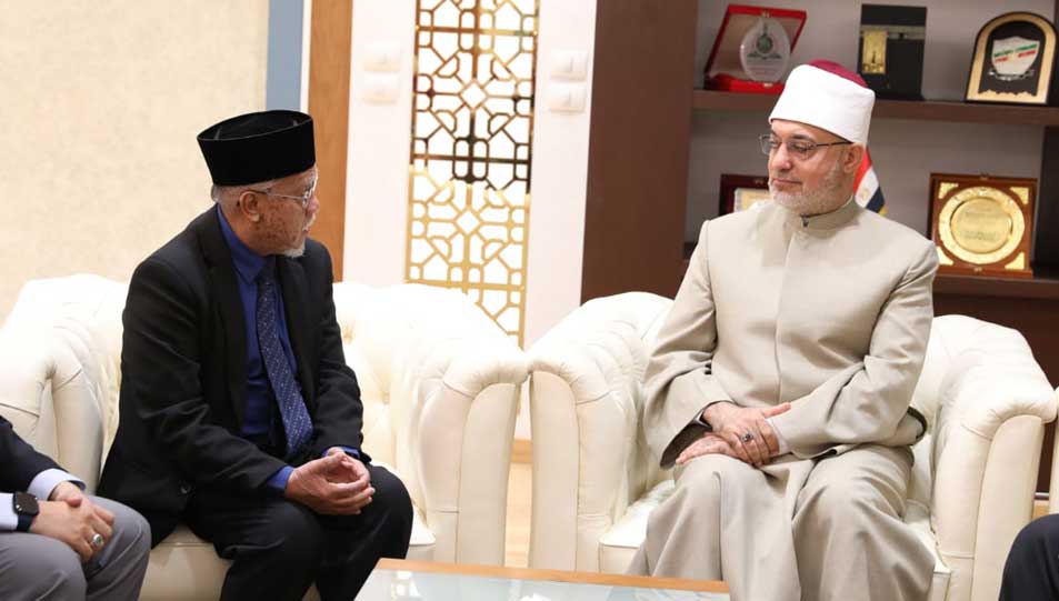 مفتي الجمهورية يستقبل مفتي ولاية بيراك الماليزية لبحث تعزيز التعاون الإفتائي وتدريب المفتين