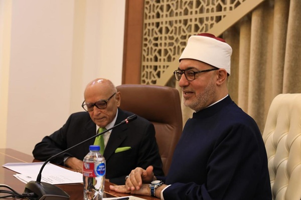مفتي الجمهورية يستقبل وفدًا من جيبوتي ويؤكد أهمية التكامل بين المرجعية الدينية والرؤية العلمية