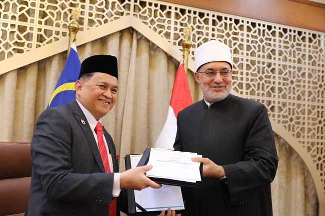 مفتي الجمهورية يوقِّع مذكرة تفاهم مع وزير الشؤون الدينية بولاية صباح بماليزيا لتعزيز التعاون الإفتائي والعلمي والتدريبي