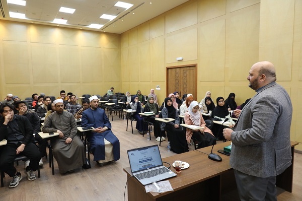 في محاضرة له بعنوان "فوضى الفتاوى في عصر الذكاء الاصطناعي" الأمين العام لدور وهيئات الإفتاء في العالم يؤكد:  •    الفتوى عمل علمي جماعي وليست رأيًا شخصيًّا.. ويجب أن تنزل أحكام الشريعة على الواقع المتغير بعلم ووعي