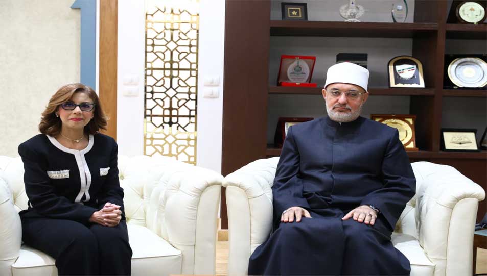 قبيل تولِّي مهامَّها سفيرةً لمصر لدى سنغافورة.. مفتي الجمهورية يلتقي السفيرة أميرة فهمي لبحث آفاق التعاون وتعزيز التواصل العلمي والفكري