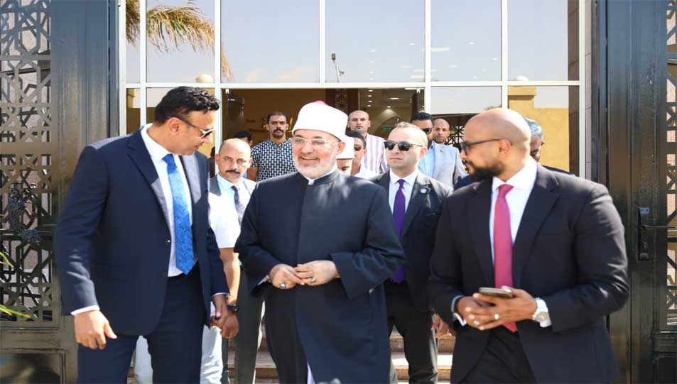 مفتي الجمهورية يؤدي صلاة الجمعة بمحافظة السويس احتفالًا بالعيد القومي للمحافظة ويتفقد فرع دار الإفتاء استعدادًا لافتتاحه