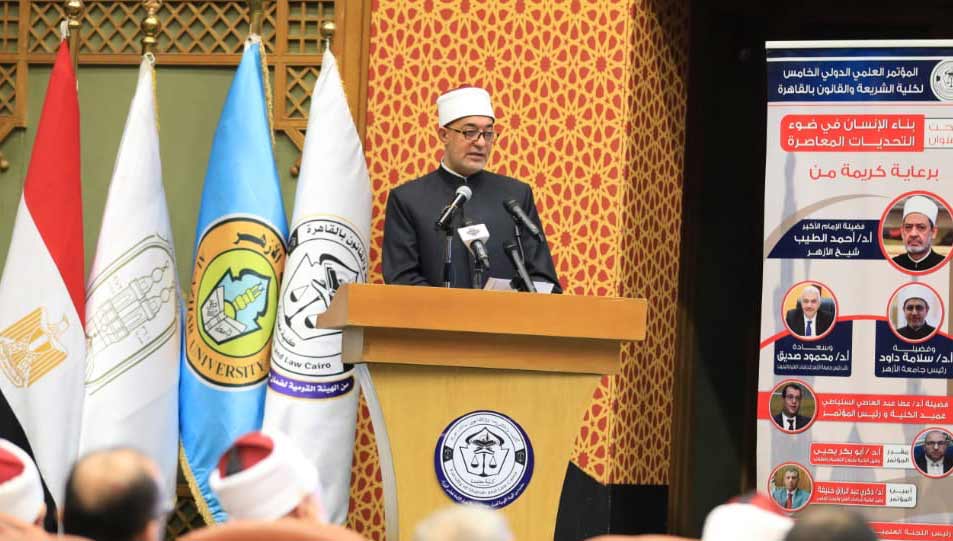خلال كلمة فضيلته بمؤتمر "بناء الإنسان في ضوء التحديات المعاصرة" مفتي الجمهورية يؤكد:  الفقه الإسلامي يملك مفاتيح صناعة الإنسان القادر على مواجهة تحولات العصر