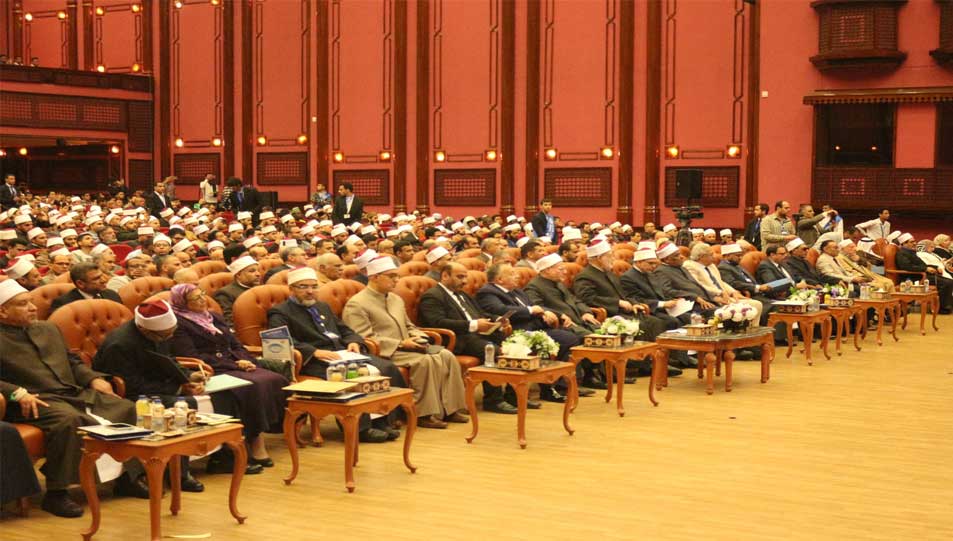 مفتي الجمهورية في مؤتمر كلية الدعوة الإسلامية بالقاهرة:  · المؤسسات الدينية الوسطية خط الدفاع الأول في معركة الوعي والدفاع عن الهوية ورصد كل ما يتهدد الأمة من أفكار هدامة