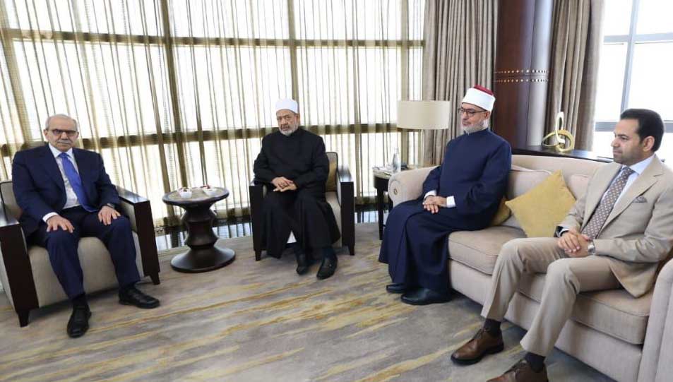 بحضور مفتي الجمهورية وأمين عام مجلس حكماء المسلمين.. شيخ الأزهر يستقبل رئيس الوزراء اللبناني على هامش قمة الإعلام العربي بدبي