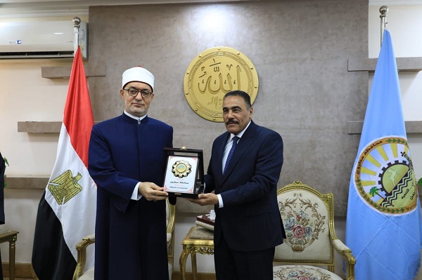 محافظ مطروح يستقبل مفتي الجمهورية لبحث تعزيز التعاون المشترك في نشر الوعي الديني والمجتمعي