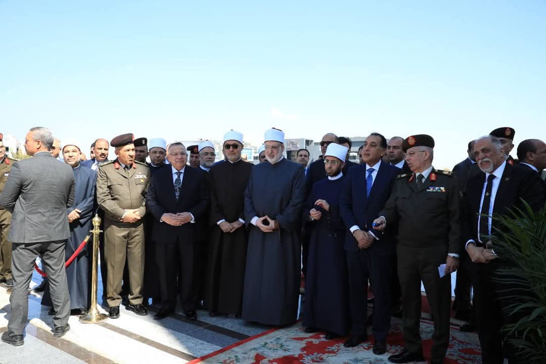 بحضور مفتي الجمهورية.. رئيس الوزراء يفتتح مسجد "العلي العظيم" بألماظة ويؤدي صلاة الجمعة، في حضور قيادات الدولة 
