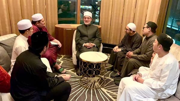 على هامش مشاركة فضيلته في القمة الدولية الثانية للقيادات الدينية بالعاصمة الماليزية كوالالمبور: مفتي الجمهورية يلتقي خريجي الأزهر المشتغلين بالإفتاء في ماليزيا ويؤكد أهمية الابتعاد عن المسائل التي تثير الخلاف وضرورة نقل المعلومة من مصادرها الموثوقة