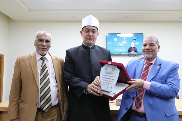 خلال كلمة فضيلته في ندوة كلية الدراسات الإسلامية والعربية للبنين بالقاهرة مفتي الجمهورية يؤكد: الحديث عن العلاقة بين العقيدة والسلوك ليس رفاهية فكرية بل ضرورة حياتية وواجب ديني يفرضه واقع العصر الذي نعيش فيه