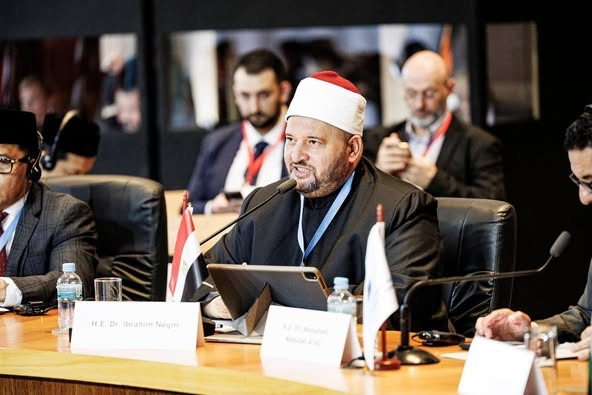 الأمين العام لدُور وهيئات الإفتاء في العالم خلال كلمته بمؤتمر القادة الدينيين لدول البريكس بالبرازيل: العالم يمر بمنعطف حرج والحروب والنزاعات تمزق الدول وتُخلِّف أزمات إنسانية وتآكلًا في المنظومة القيمية يهدد السلام العالمي