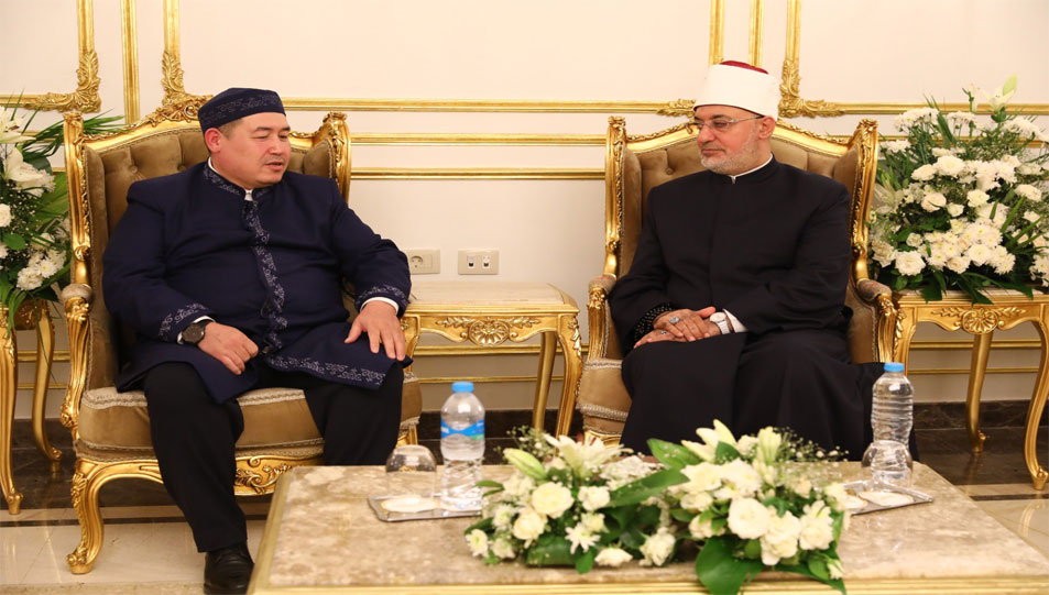 مفتي الجمهورية يلتقي نائب المفتي العام لجمهورية كازاخستان  ويؤكد: توحيد الجهود بين المؤسسات الإفتائية يعزز قدرتها على مواجهة المستجدات والنوازل الفقهية المعاصرة