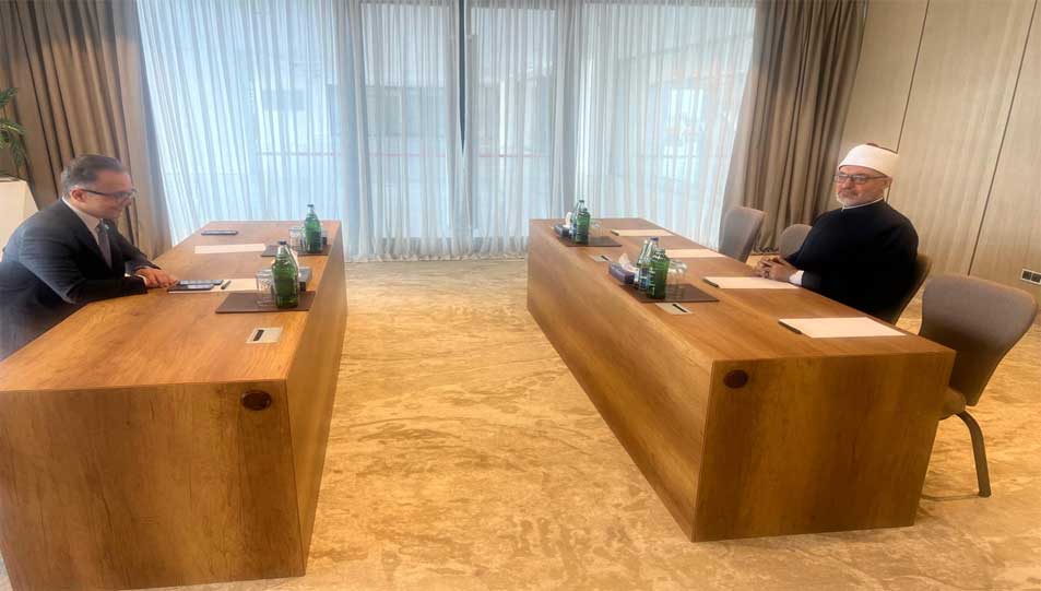 مفتي الجمهورية يلتقي رئيس اللجنة الحكومية للجمعيات الدينية في أذربيجان لبحث تعزيز التعاون الديني والإفتائي