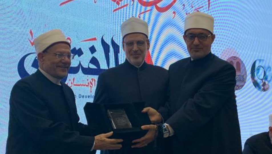 تكريم فضيلة الدكتور شوقي علام خلال أعمال ندوة "الفتوى وبناء الإنسان" بدار الإفتاء المصرية