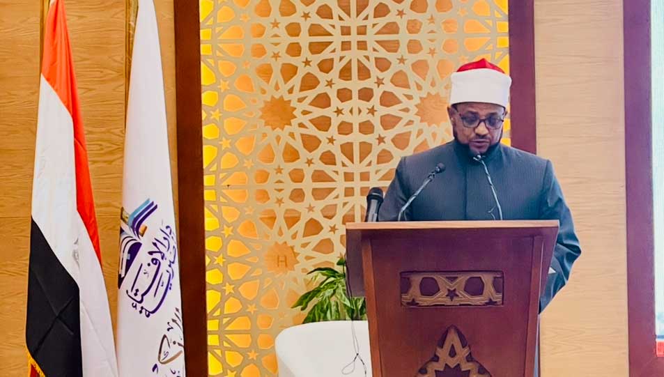  أمين عام مجمع البحوث الإسلامية خلال كلمته بندوة الإفتاء "الفتوى وبناء الإنسان": - من المخاطر التي تواجه عقول الشباب اليوم هي العقول الإلكترونية، التي تشبه في ضعفها بيت العنكبوت