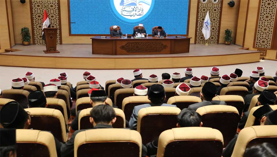 في ختام دورتهم التدريبية بأكاديمية الأزهر .. مفتي الجمهورية يستقبل 45 داعية ومدير معهد من مؤسسة السلام في العالمين بإندونيسيا ويؤكد:الداعية إلى الله ينبغي أن يكون حريصًا على الإحاطة بالعلم مدركًا لطبيعة الواقع مستمسكًا بالوسطية في رسالته حتى يؤدي رسالته على الوجه الأتم