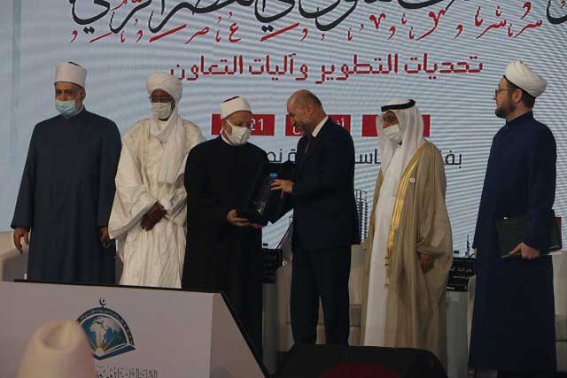 قاضي قضاة فلسطين يتسلم جائزة الإمام القرافي نيابةً عن مفتي القدس في ختام فعاليات المؤتمر العالمي السادس للإفتاء
