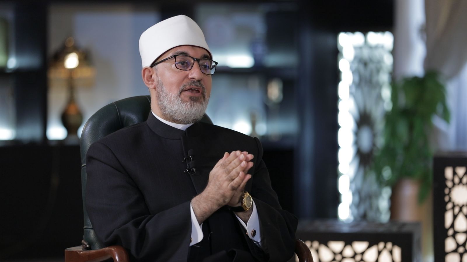 مفتي الجمهورية يطمئن على الحالة الصحية لفضيلة الإمام الأكبر أ.د أحمد الطيب شيخ الأزهر ويدعو له بالشفاء العاجل
